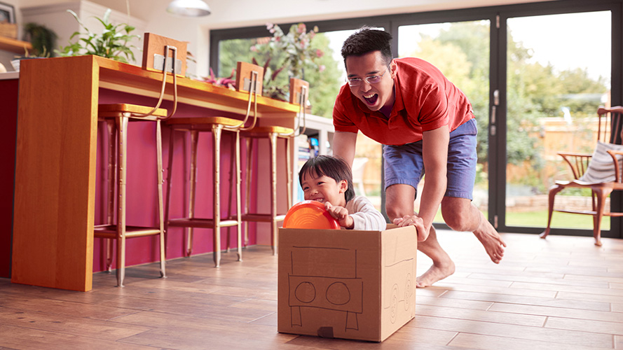 一位小男孩和父親; ；圖片使用於滙豐綠建築優惠房貸頁面。