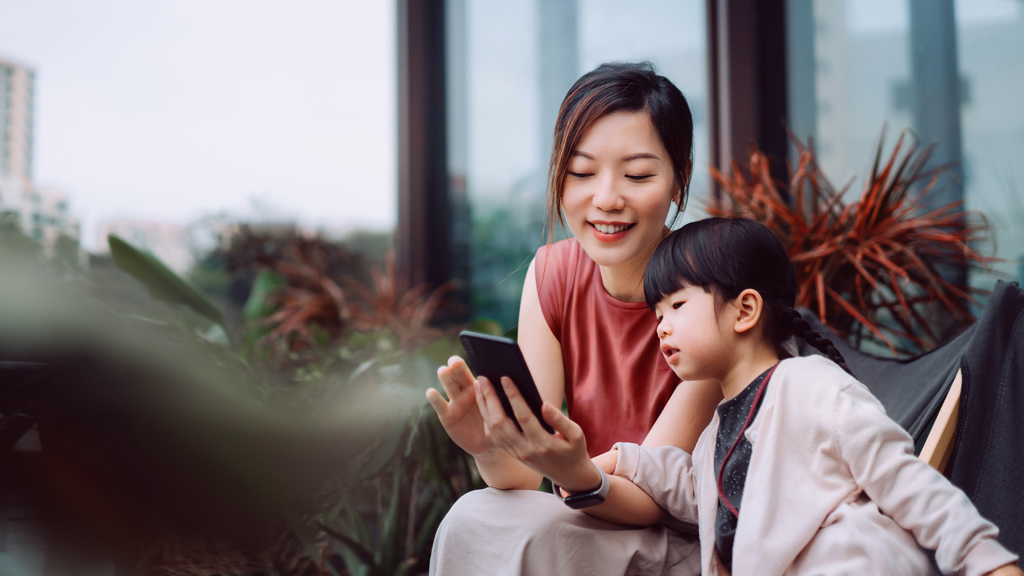 一個女人; 圖片使用於滙豐台灣優利定存優惠專案的頁面。