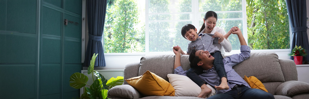 一位小女孩和母親；圖片使用於滙豐台灣貸您好運的頁面。