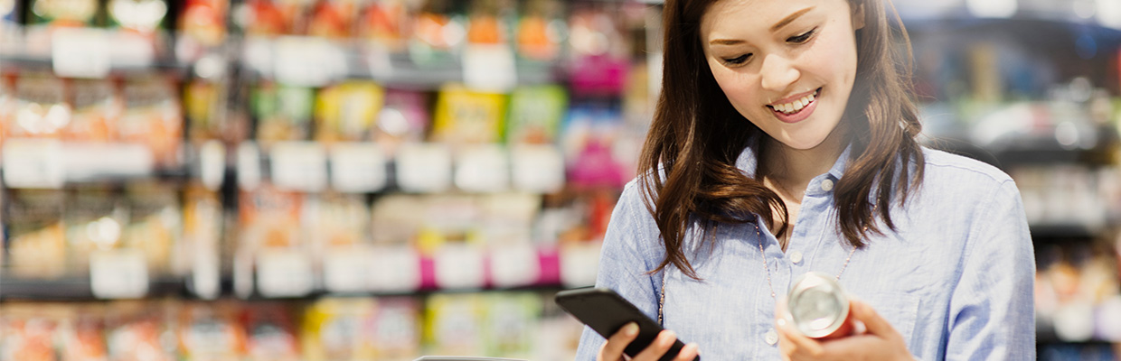 一位女士在購物﹔圖片使用於 Apple Pay 優惠活動頁面。