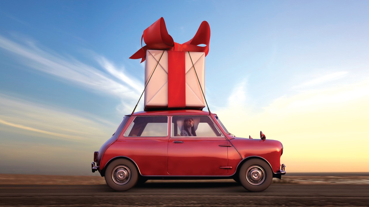 A huge gift box tide on top of a car; image used for HSBC Taiwan Co-Brand Card conversion page.