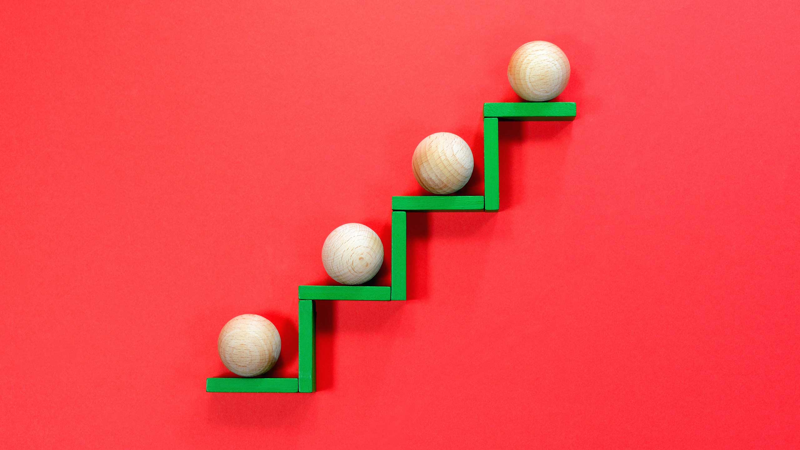 四個木球排列在木架上；圖片使用於滙豐台灣投資全能通的頁面。