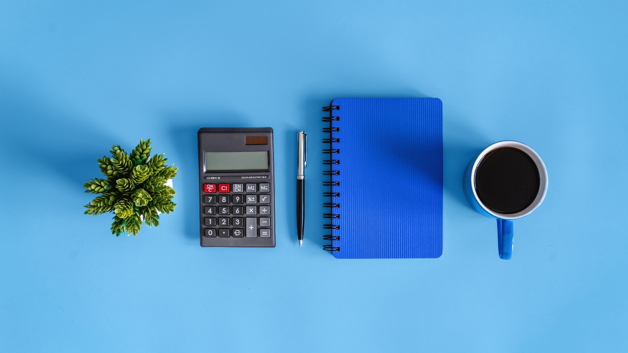 一支筆，一個計算器，一個筆記本，一杯咖啡；圖片使用於滙豐台灣運籌理財的頁面。